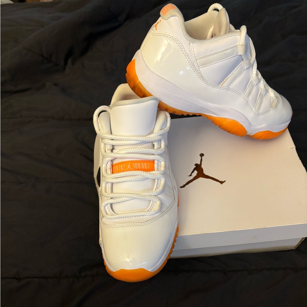Jordan Retro 11, white/orange, size 8